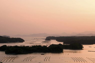 Gün batımında Japonya 'daki Toba Körfezi' nin güzel manzarası