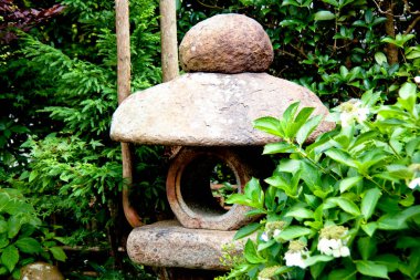 Asya bahçesine yerleştirilmiş yıpranmış heykellerin karmaşık detayları