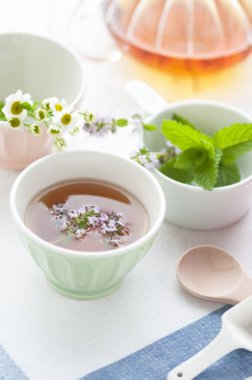 Bir fincan nane çiçeği ve papatya çayı.