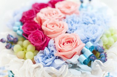 Güzel bir buket gül çiçeğinin yakın plan görüntüsü.              