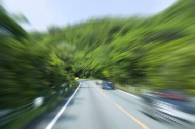 Hareket halindeki aracın bulanık arkaplanı