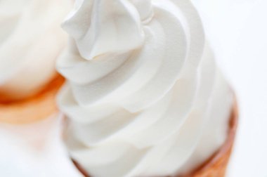 Beyaz arka planda waffle külahlı lezzetli dondurmaların yakın plan görüntüsü   