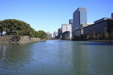 Nehir ve nemli şehir gökdelenleri