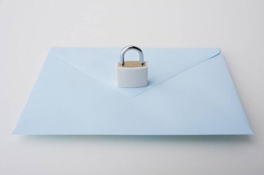 Beyaz arkaplanda küçük kilit ve mavi zarf