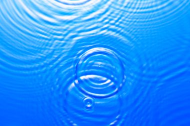 Su yüzeyindeki daireler.