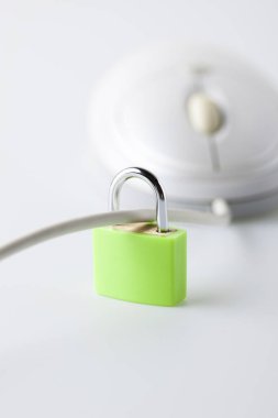 Asma kilitli beyaz bilgisayar faresi, çevrimiçi güvenlik kavramı
