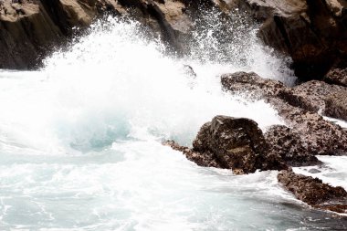 Kayalar üzerine çökmesini dalgalar deniz