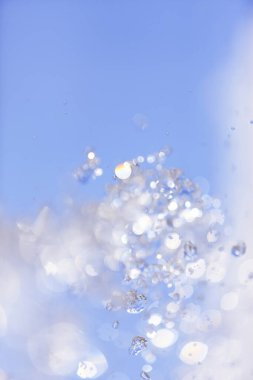 Çeşme suyu gökyüzü arkaplanına sıçrar