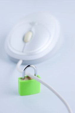 Asma kilitli beyaz bilgisayar faresi, çevrimiçi güvenlik kavramı