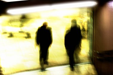 Kalabalık yürüyor. Hareket bulanıklığı