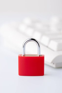 Beyaz arka planda beyaz bilgisayar klavyesi olan asma kilit. İnternet koruma kavramı.