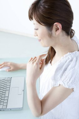 Asyalı kadın üstünde Laptop evde çalışma