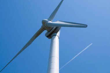 Mavi gökyüzü arka planında yel değirmeni güç türbini 