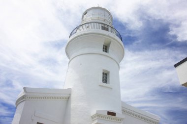 Gökyüzü arka planında bulutlu beyaz deniz feneri