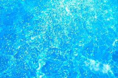 Su üzerinde mavi arka plan damla         