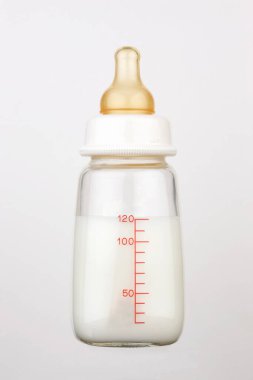 bebek sütü şişesi beyaz arka planda izole 