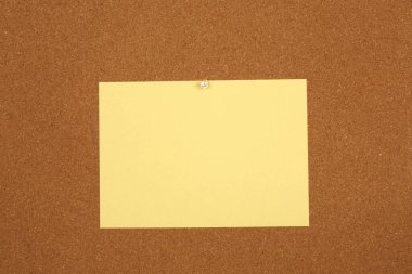 Mantar tahtadaki sarı kağıt. 