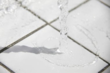 Banyoda akan su, manzarayı kapat.