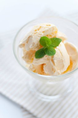 Hafif arka planda kaselerde vanilyalı dondurma.