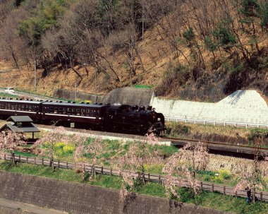 Eski lokomotif şehirdeki yağmur raylarında hızlanıyor 