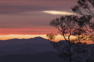 Dağlarda güzel bir gün batımı