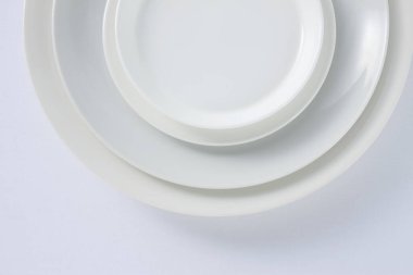 Gri arkaplanda boş beyaz plakalar