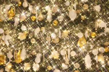 Altın ve beyaz süslemeli Noel ağacı