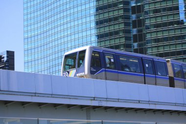 Şehrin dikey yoğunluğu parlak Japon güneş ışığında açıkça görülebilir..