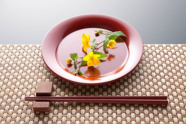 Masadaki geleneksel yemek çubuklarını ve çiçekleri kapatın. 