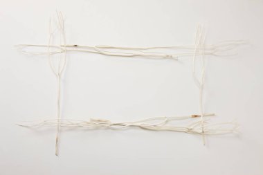 İnce bej çubukların yatay olarak sıralandığı minimalist soyut sanat eserleri