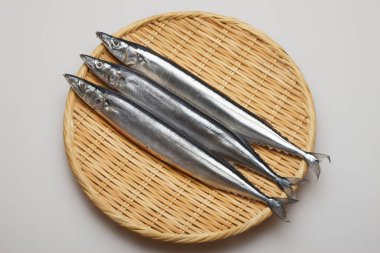 Hasır tabakta çiğ sosis balığı. görünümü kapat