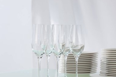 Masada temiz bardaklar ve tabaklar 