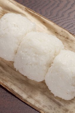 Kuru yapraklı onigiri sushi. 