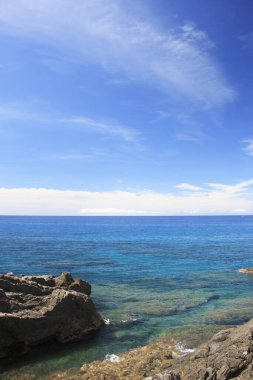 bulutlu gökyüzü ile deniz manzara 