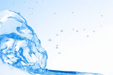 Açık mavi arkaplanda kabarcıklar ile berrak su sıçraması              
