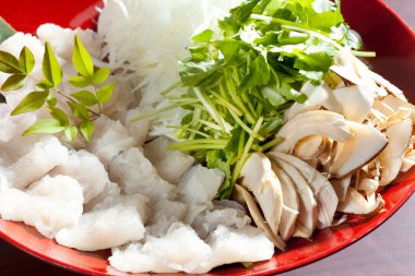 Yakın plan - lezzetli taze sebze salatası ve pilav.