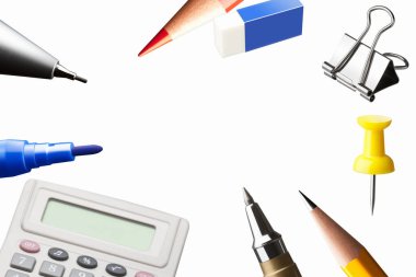 Boş beyaz arkaplanı çevreleyen çeşitli ofis malzemeleri