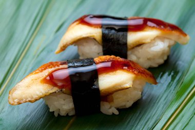 Arka planda lezzetli Japon suşisi, yakın plan.