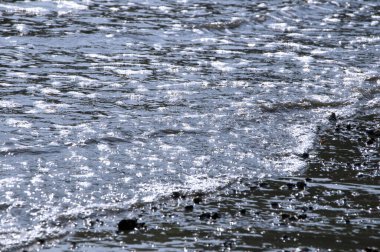 Dalgalanmalı su yüzeyinin görüntüsünü kapat