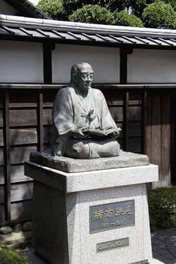 Ogata Koan 'ın heykeli, Japonya' nın Osaka şehrinde, Edo döneminde, Rangaku 'nun tanınmış bir Japon hekimi ve akademisyeni.