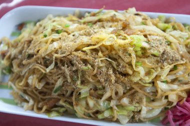 Lahana ve baharatlı kızarmış şehriye.