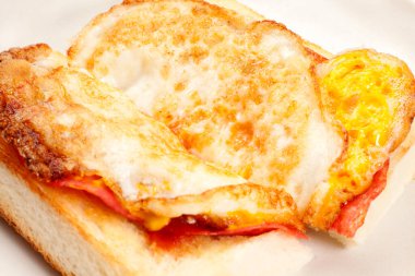 Kumru, peynirli ve domatesli geleneksel Türk sandviçi. 