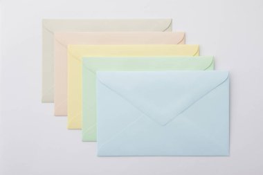 Beyaz arkaplanda renkli zarfların yakın plan görüntüsü    