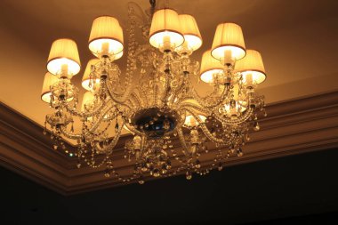 Tavanda asılı lüks, zarif avize manzarası.     