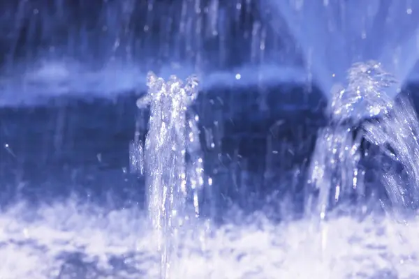 Regen Druppels Een Blauwe Fontein Achtergrond — Stockfoto