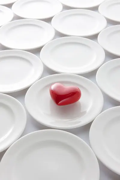 Rotes Herz Auf Weißem Teller — Stockfoto