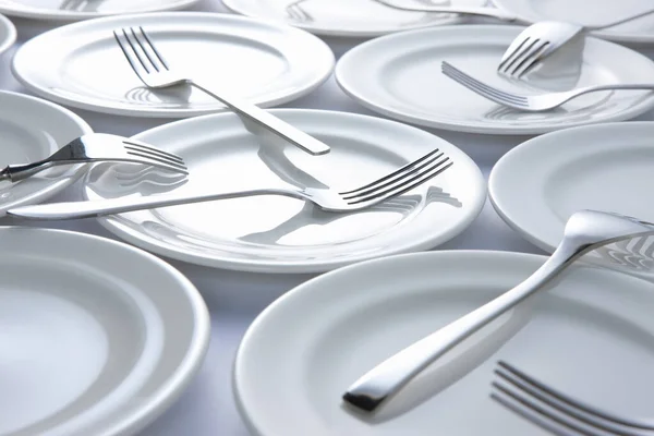 Sauberes Geschirr Auf Weißem Hintergrund Gabeln Auf Weißen Tellern — Stockfoto