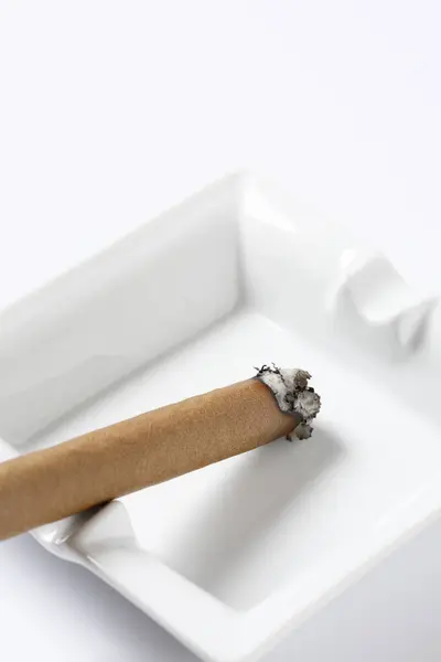 Asbak Met Sigaar Witte Achtergrond — Stockfoto