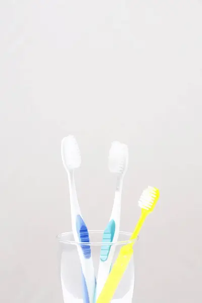 Zahnbürsten Glas Auf Weißem Hintergrund — Stockfoto