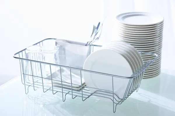 Καθαρά Πιάτα Στο Ράφι Πλυντηρίου Πιάτων Καθαρό Τραπέζι Κουζίνας — Φωτογραφία Αρχείου